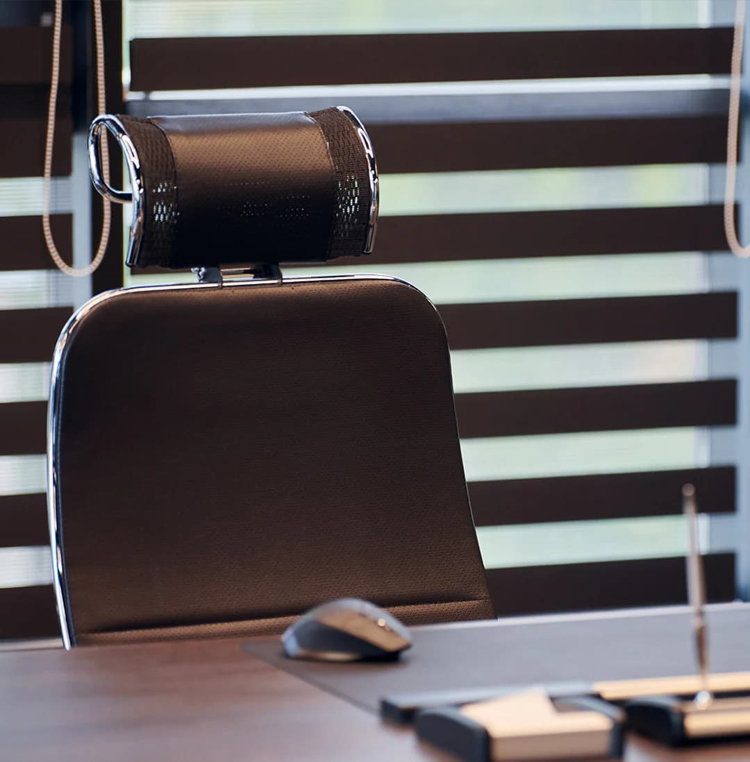 Luxe zwarte bureaustoel in een professionele kantooromgeving