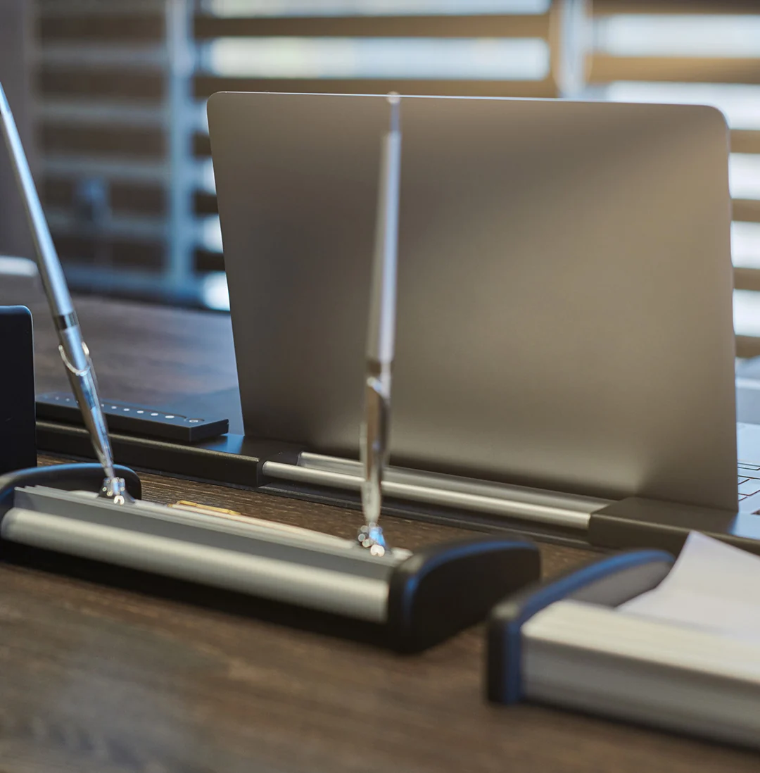 Moderne werkplek met laptopstandaard en schrijfgerei